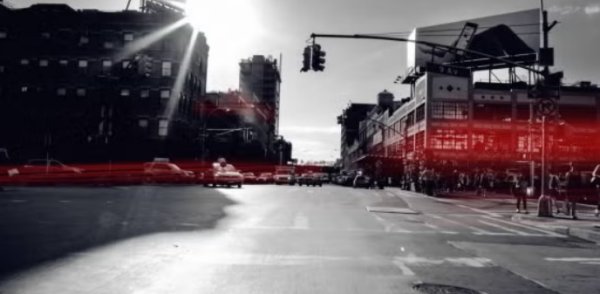 Всички се изкушаваме да се взираме в телефоните си всеки път, когато стигнем до червен светофар. Съгласете се, ужасно досадно е да останеш зад някой, който гледа Tik Tok или си чати във фейса, когато светлината свети зелено. Някои автомобили имат функции за подпомагане на водача EyeSight със звуково напомняне. Но ще е срамно да разчитате на тях, само защото трябва да видите нещо важно в Инстаграм.
